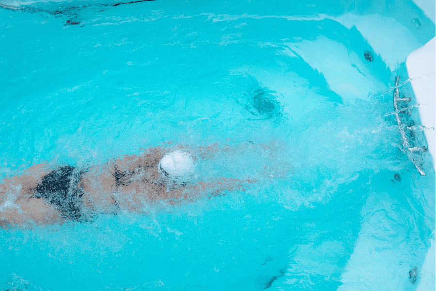 personne en train de nager à contre courant dans un spa